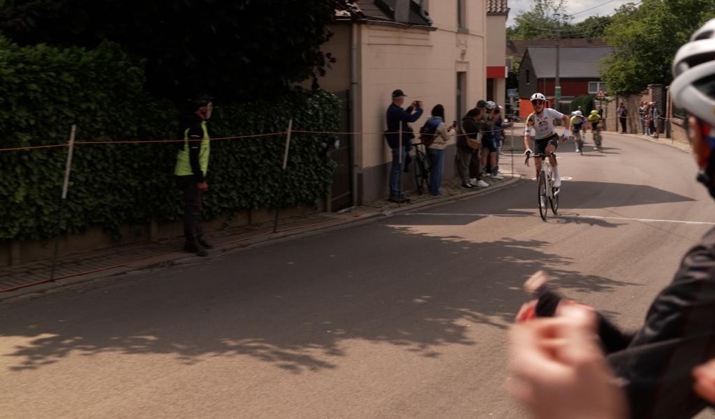 Hugo Sijmens lève les bras sur le 65e GP Léon Robert