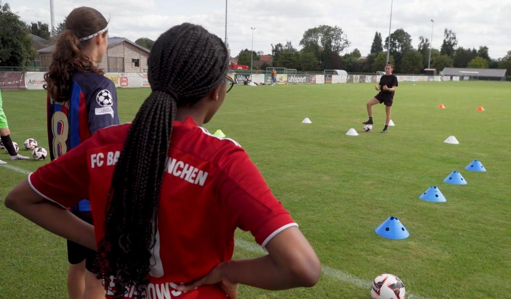 Des séances de perfectionnement avec Noémie Gelders pour les jeunes footballeuses à Perwez