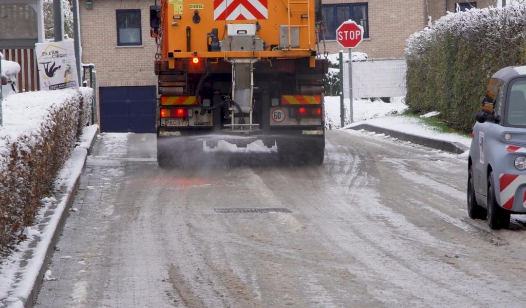 Neige à Chastre : les ouvriers font ce qu'ils peuvent, malgré la panne d'un tracteur