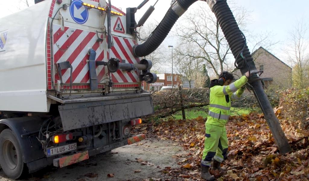 Les feuilles mortes, un danger sur la route : campagne de ramassage à Chastre