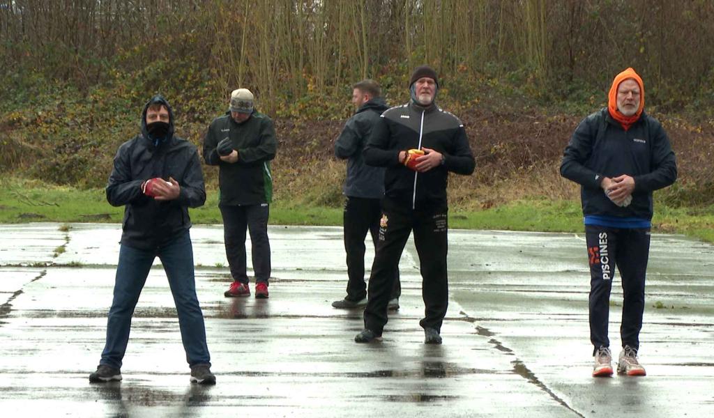 Une "lutte de Noël" chaleureuse à Beuzet malgré la météo