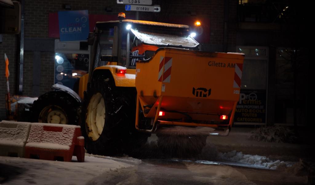 Chutes de neige : le service épandage de Gembloux sur le pont