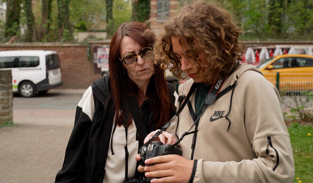 Des adolescents participent à un atelier photo autour du harcèlement à Perwez