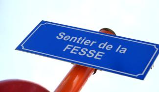 À côté de la plaque : le sentier de la Fesse à Blanmont