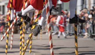 Le combat des échasseurs - Joute de l'Échasse d'Or