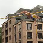 Le saut à la perche s'invite dans le centre-ville de Louvain-la-Neuve