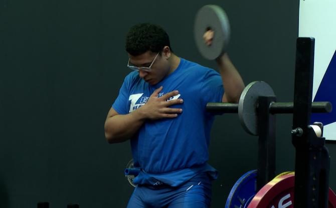 Simon Plennevaux en route pour les Championnats d'Europe Juniors de powerlifting