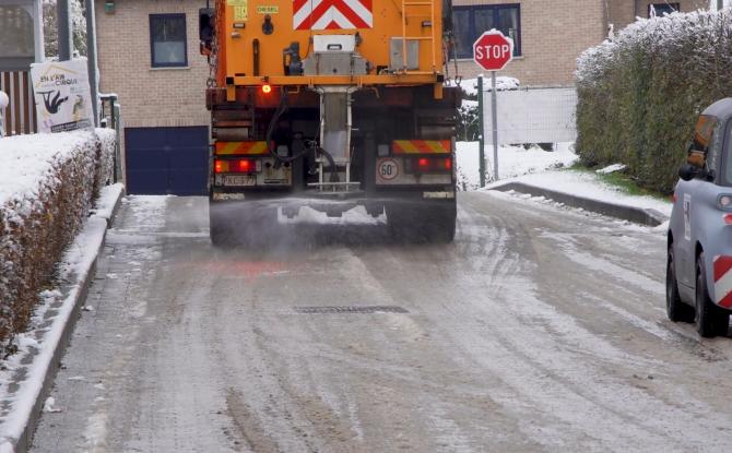 Neige à Chastre : les ouvriers font ce qu'ils peuvent, malgré la panne d'un tracteur